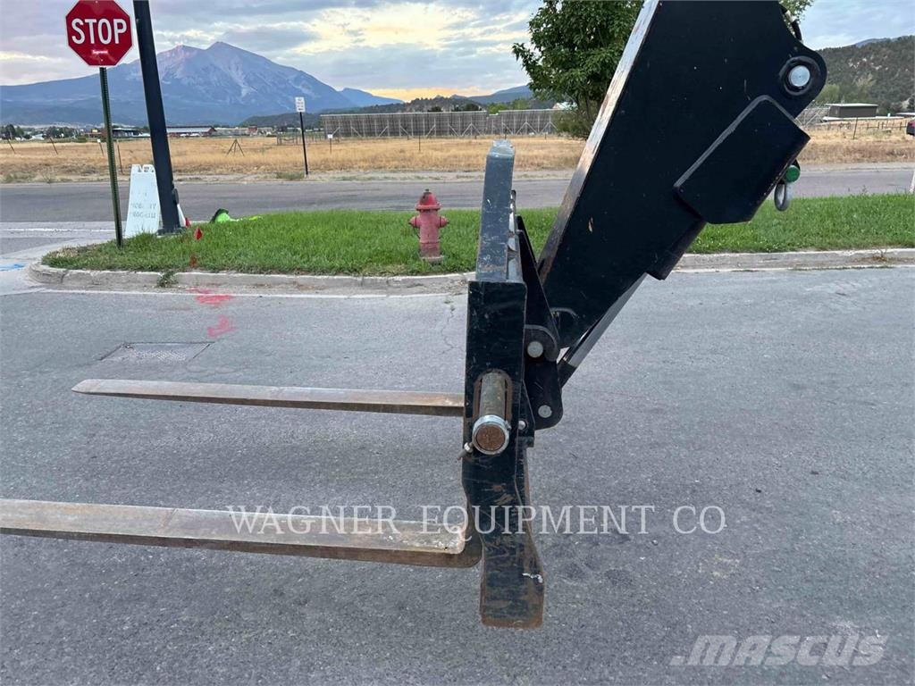 SkyTrak 10054 Telescopic handlers