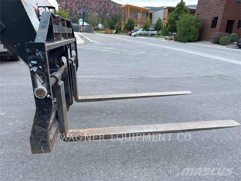 SkyTrak 10054 Telescopic handlers