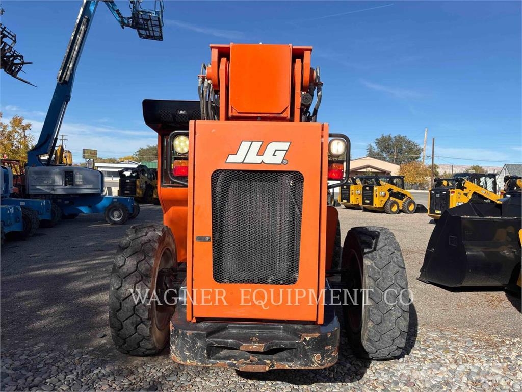 SkyTrak 8042 Telescopic handlers