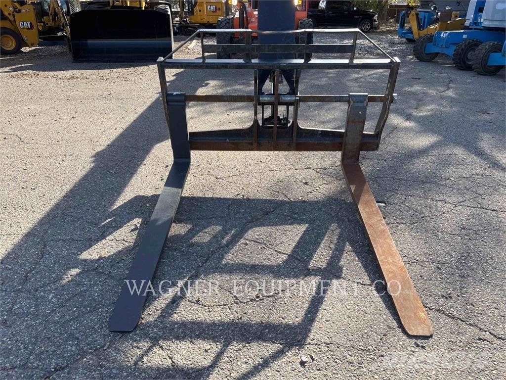 SkyTrak 8042 Telescopic handlers