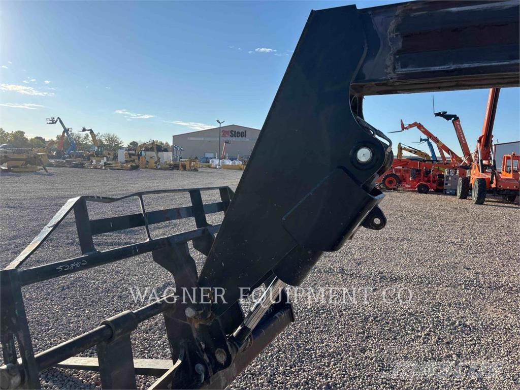 SkyTrak 8042 Telescopic handlers