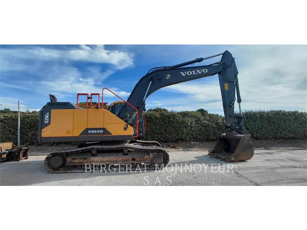 Volvo EC250 حفارات زحافة