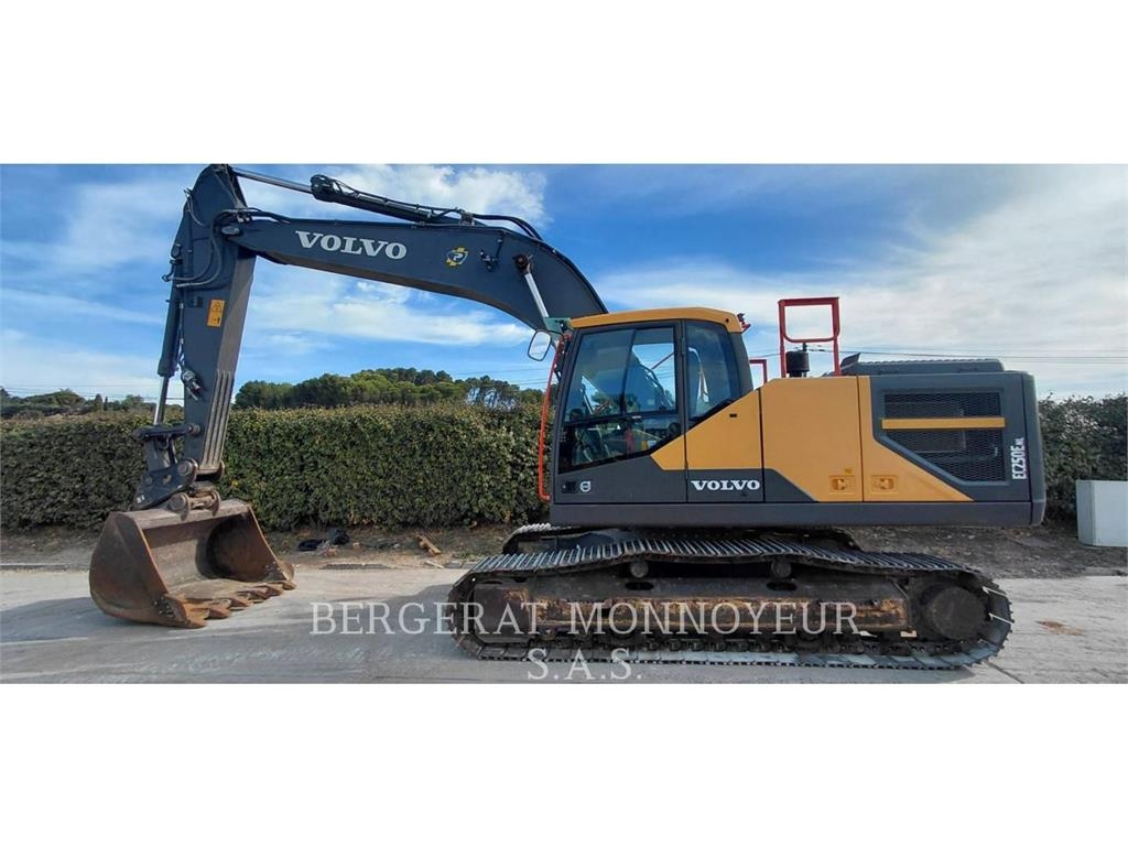 Volvo EC250 حفارات زحافة