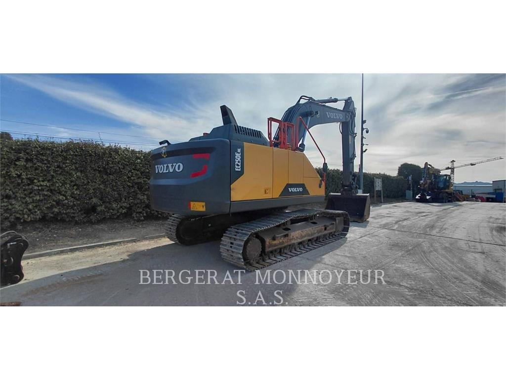 Volvo EC250 حفارات زحافة