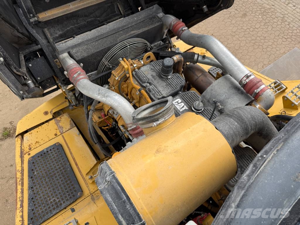 CAT 735 - Automatic Greasing / Camera Dumper - Knickgelenk
