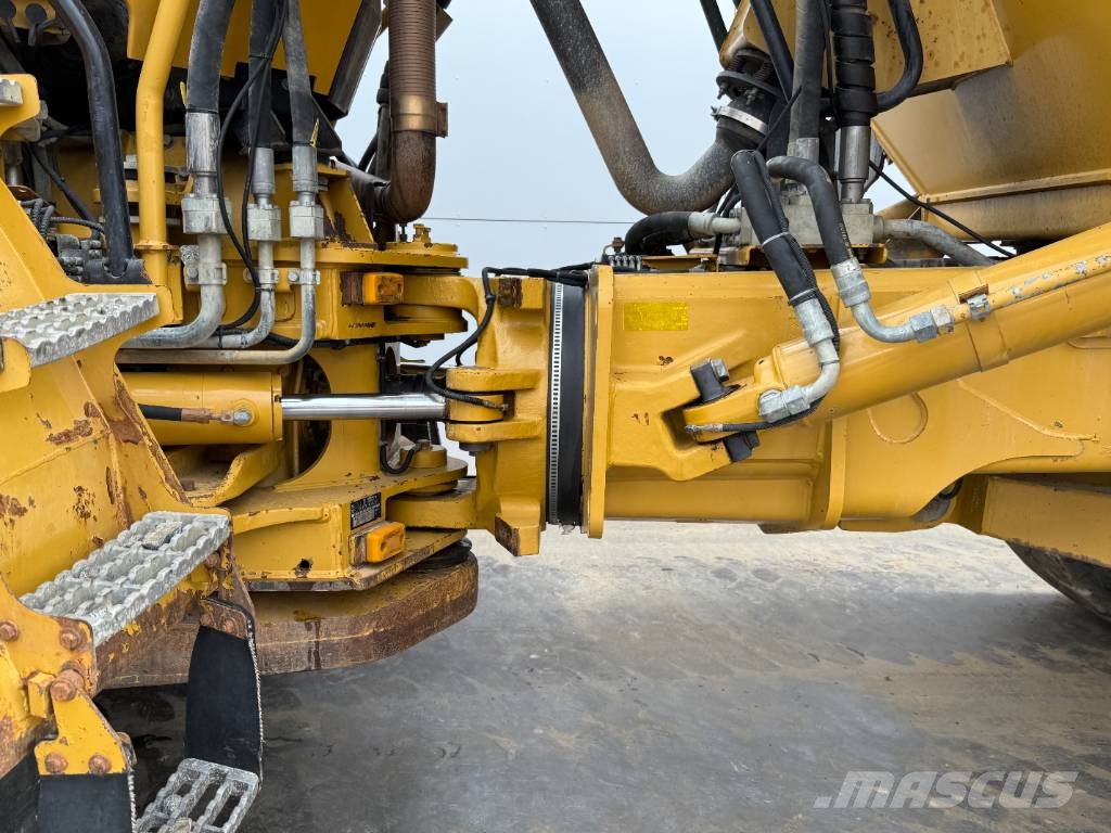 CAT 735 - Automatic Greasing / Camera Dumper - Knickgelenk