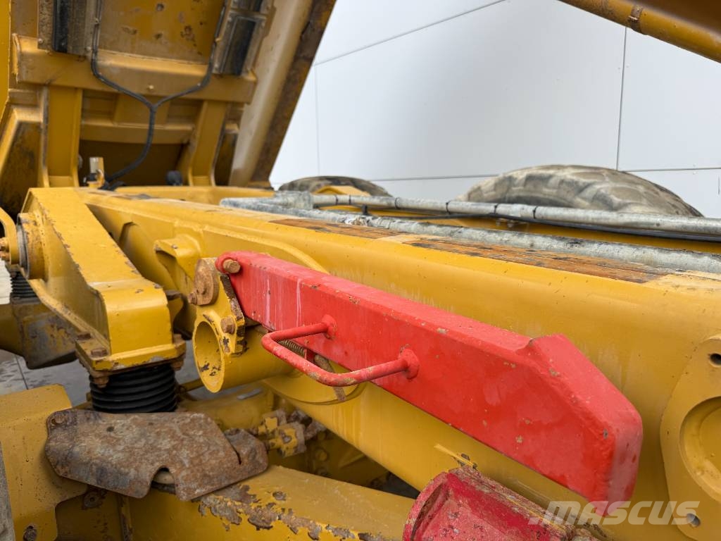 CAT 735 - Automatic Greasing / Camera Dumper - Knickgelenk