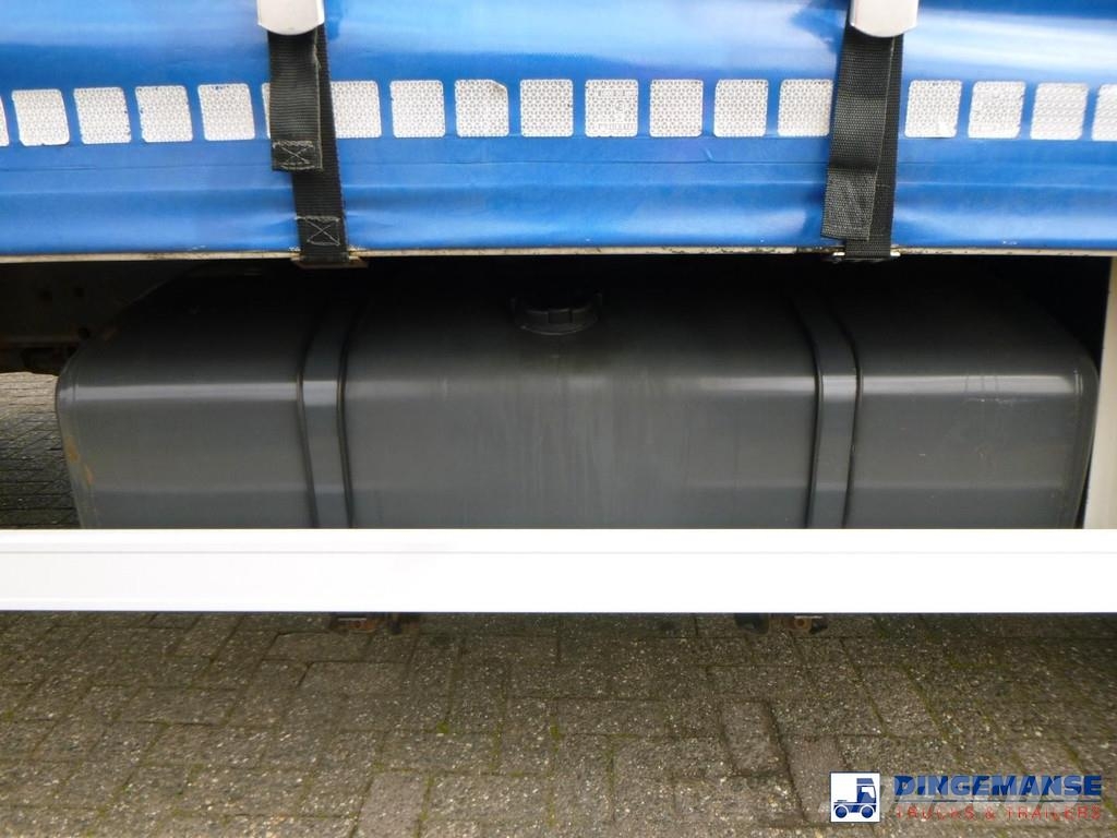 Volvo FL 240 4x2 curtain sider Camiones de caja de lona