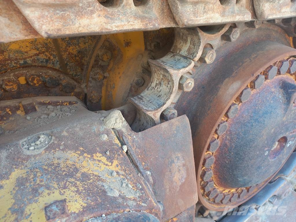 Komatsu D155A-6R (4pcs available for sale in Abu Dhabi) Dozere Beltegående