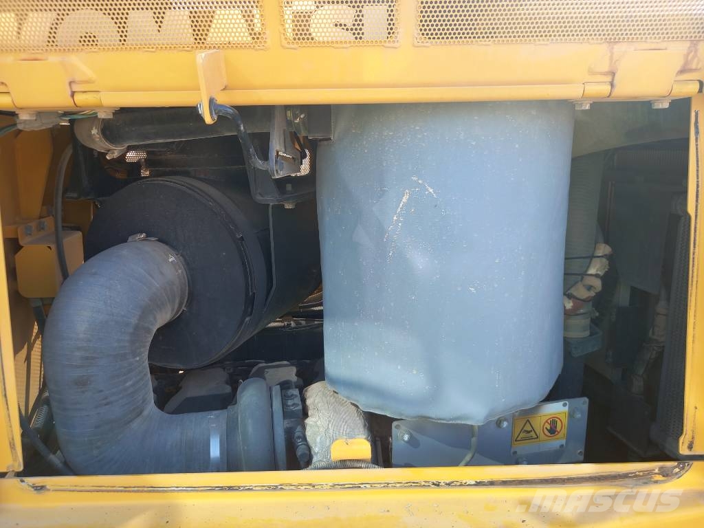 Komatsu D155A-6R (4pcs available for sale in Abu Dhabi) Dozere Beltegående