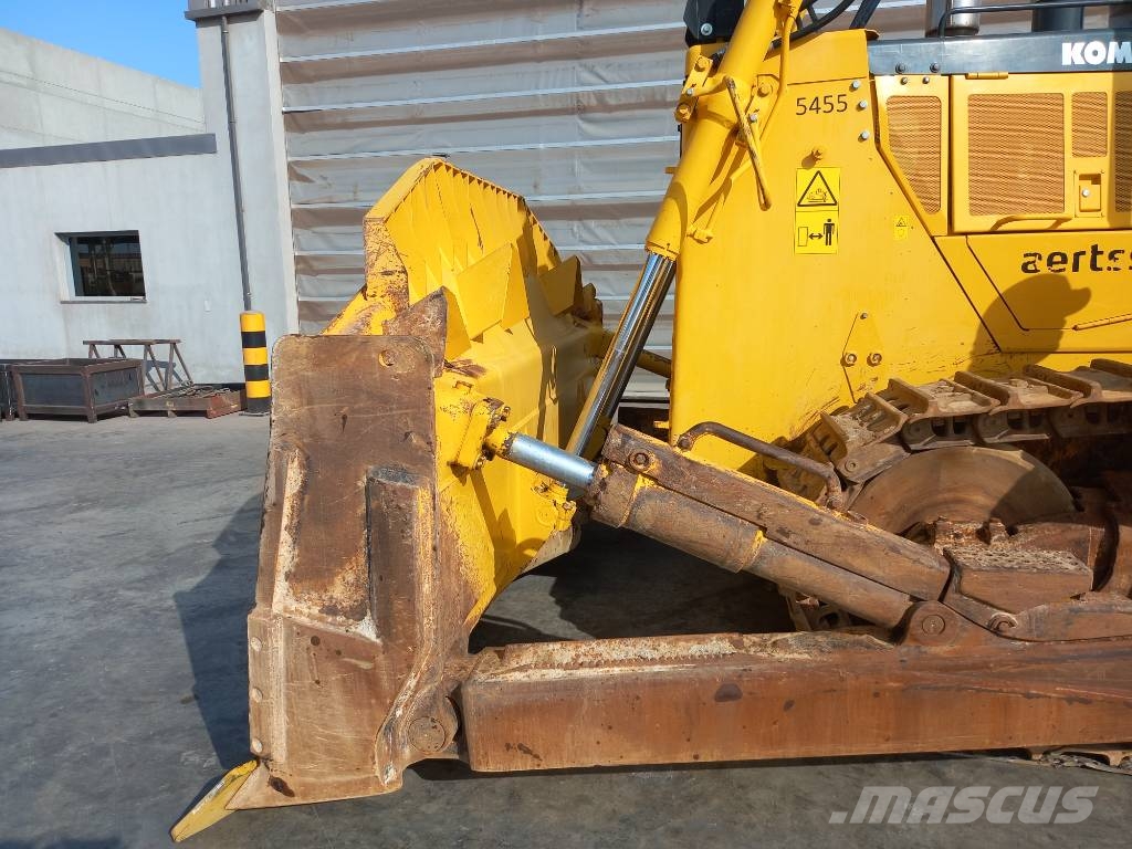 Komatsu D155A-6R (4pcs available for sale in Abu Dhabi) Dozere Beltegående