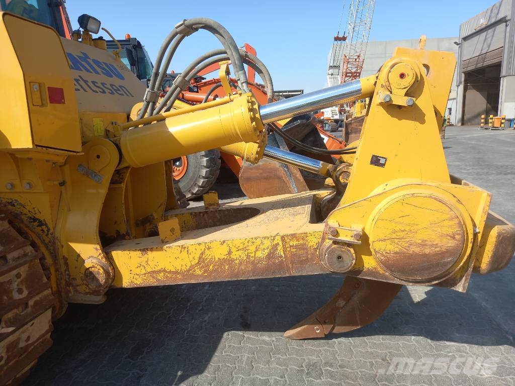 Komatsu D155A-6R (4pcs available for sale in Abu Dhabi) Dozere Beltegående