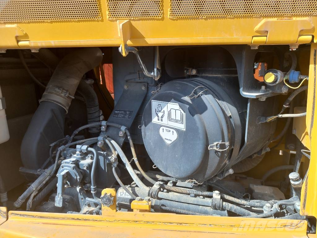 Komatsu D155A-6R (4pcs available for sale in Abu Dhabi) Dozere Beltegående