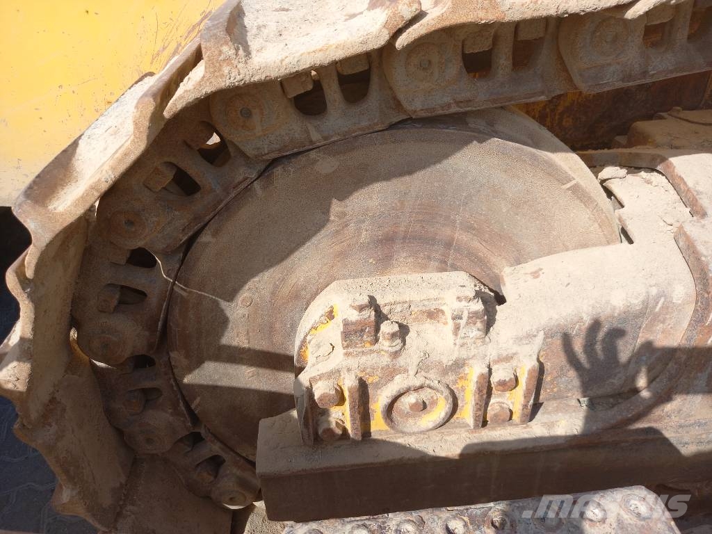 Komatsu D155A-6R (4pcs available for sale in Abu Dhabi) Dozere Beltegående