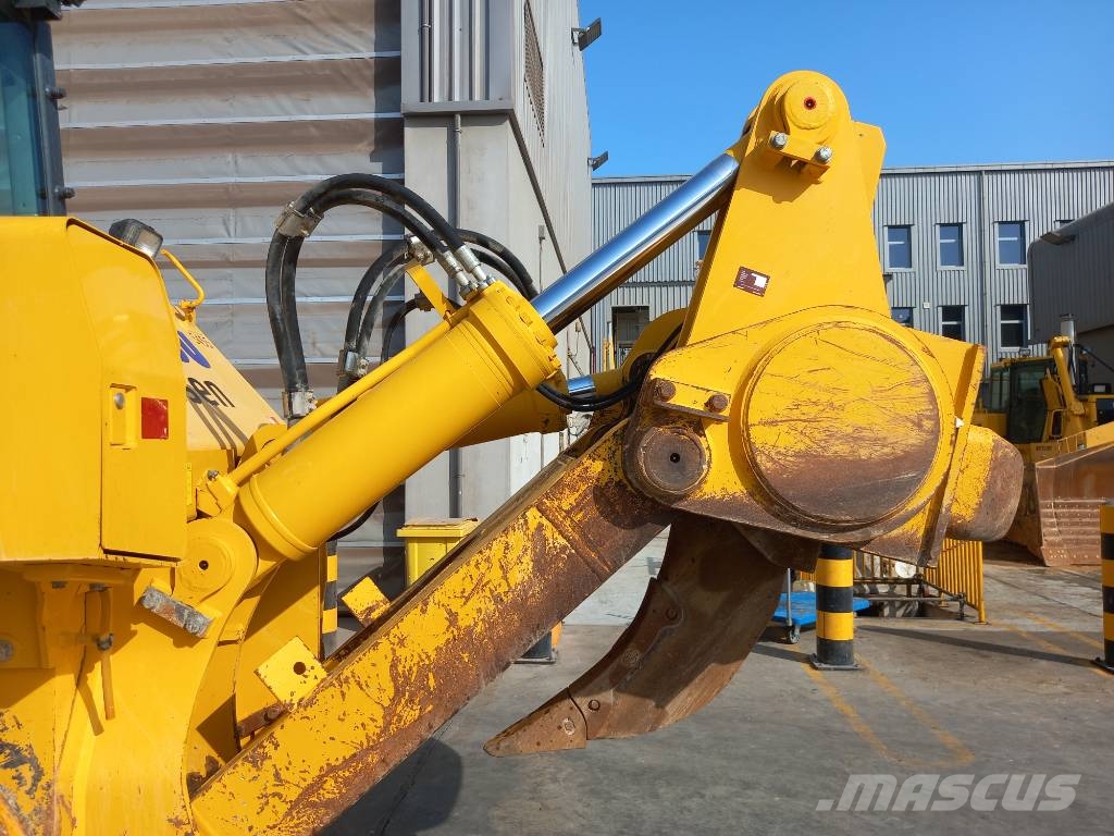 Komatsu D155A-6R (4pcs available for sale in Abu Dhabi) Dozere Beltegående
