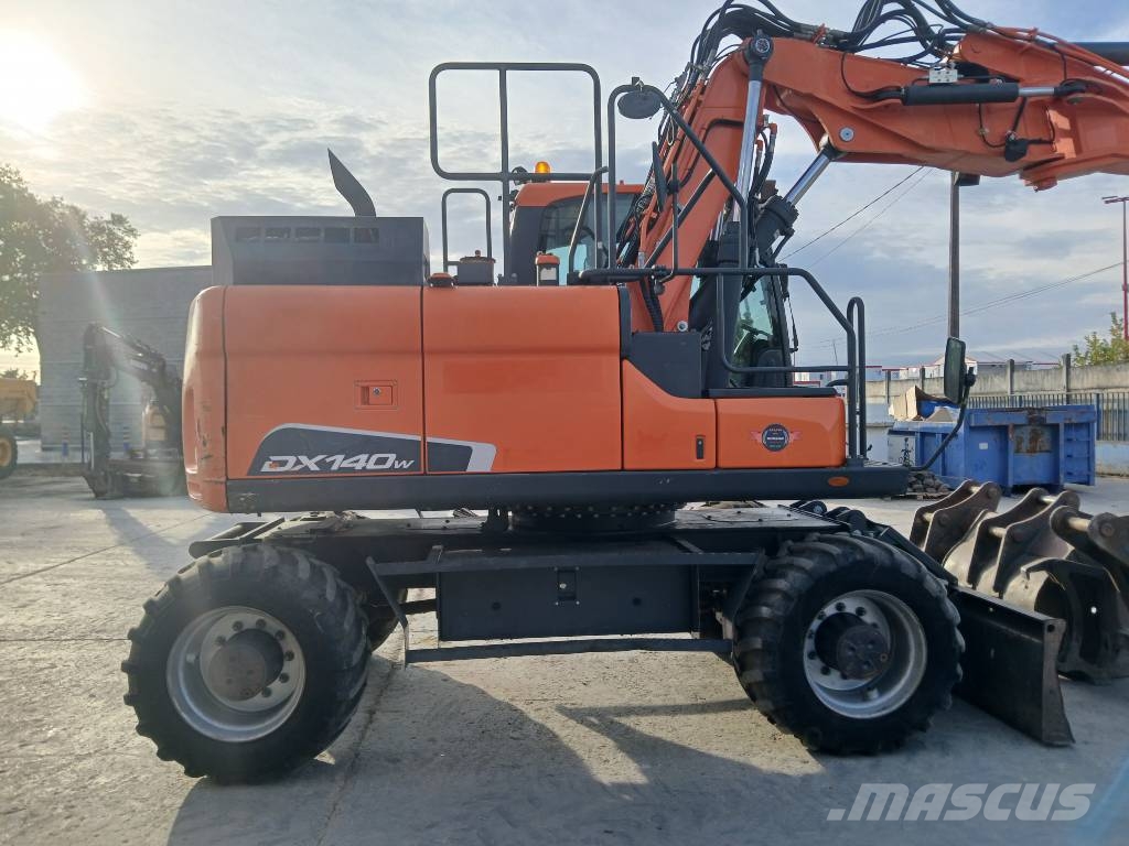 Doosan DX 140 W-5 Pelle sur pneus