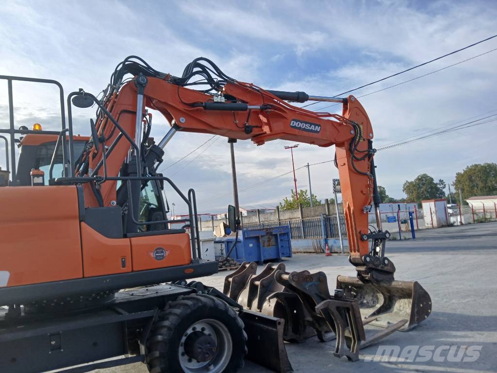 Doosan DX 140 W-5 Pelle sur pneus
