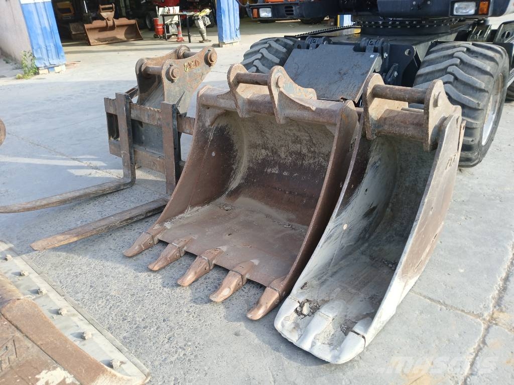 Doosan DX 140 W-5 Pelle sur pneus