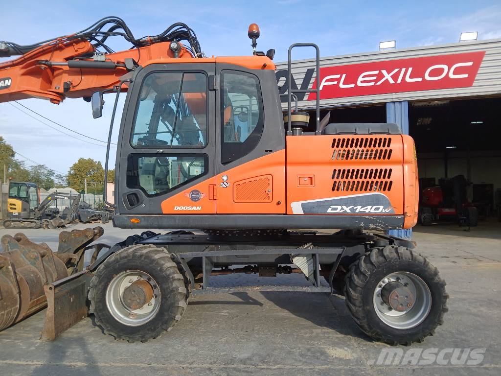 Doosan DX 140 W-5 Pelle sur pneus