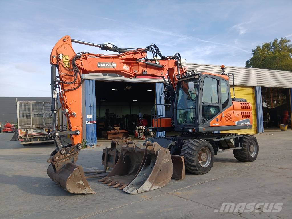 Doosan DX 140 W-5 Pelle sur pneus