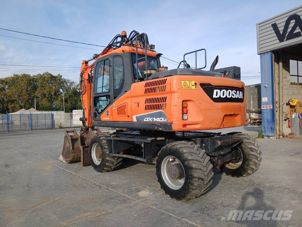 Doosan DX 140 W-5 Pelle sur pneus