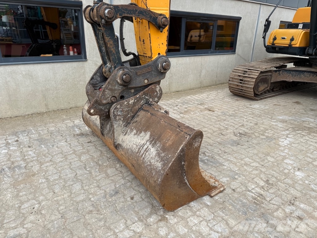Hyundai HX 220 L - HX220L - HX 220 حفارات زحافة