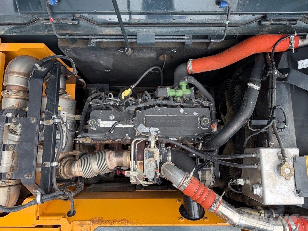 Hyundai HX 220 L - HX220L - HX 220 حفارات زحافة