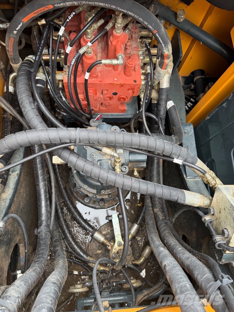 Hyundai HX 220 L - HX220L - HX 220 حفارات زحافة