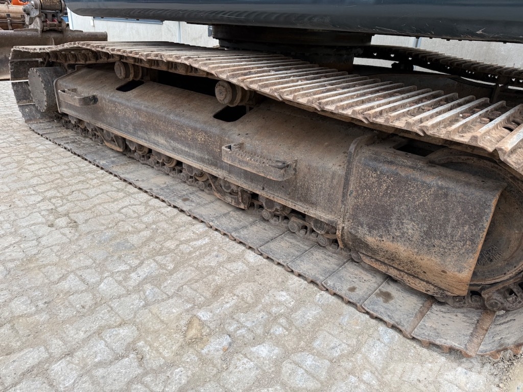 Hyundai HX 220 L - HX220L - HX 220 حفارات زحافة