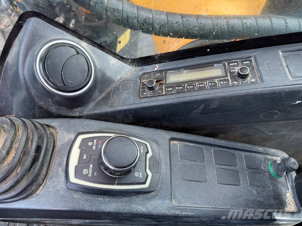 Hyundai HX220L - 360° Camera / Automatic Greasing Rupsgraafmachines