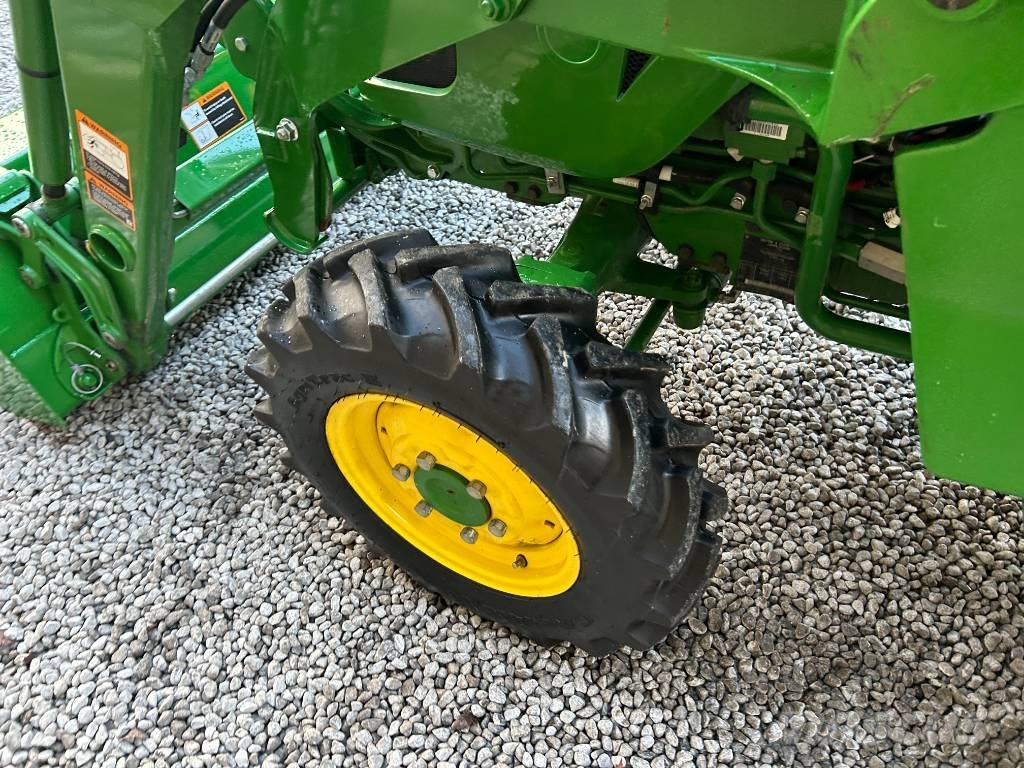 John Deere 3046R Trattori
