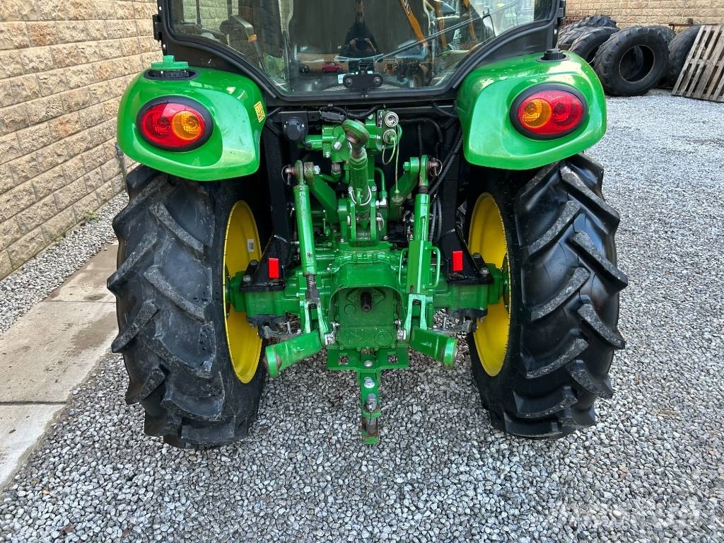 John Deere 3046R Trattori