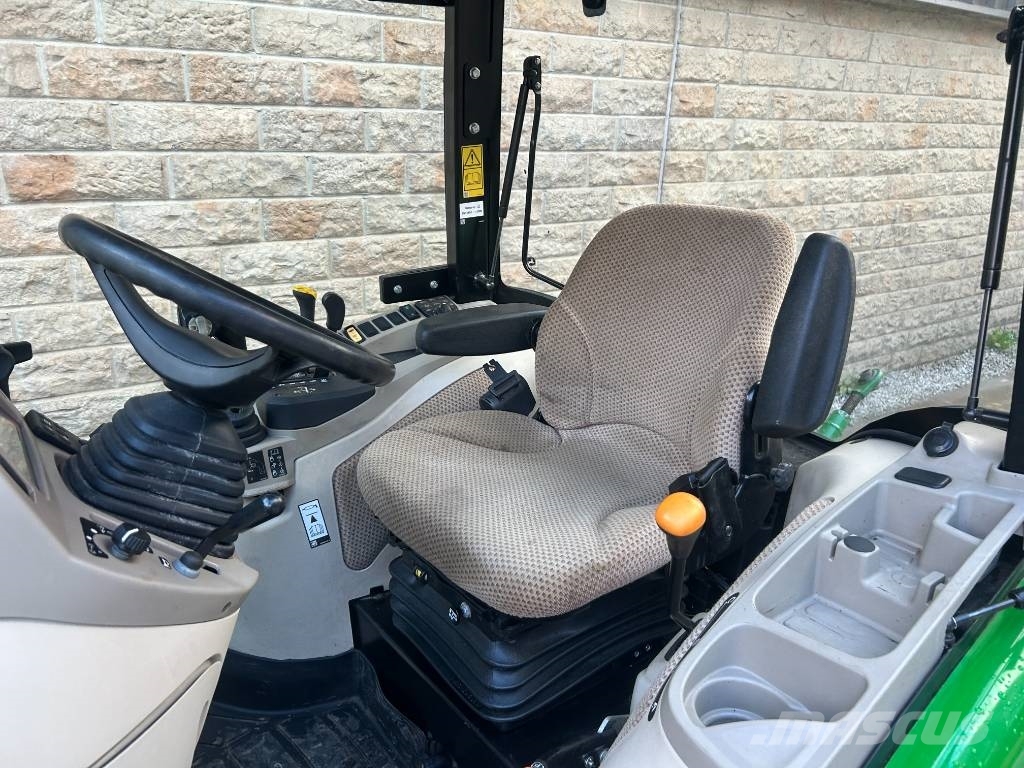 John Deere 3046R Trattori