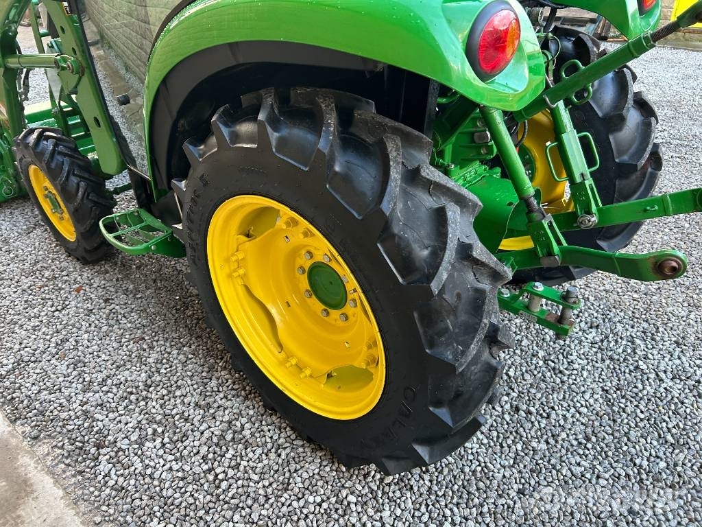 John Deere 3046R Trattori