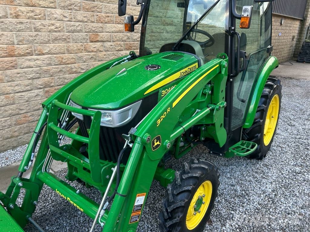 John Deere 3046R Trattori