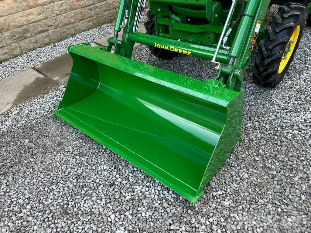 John Deere 3046R Trattori