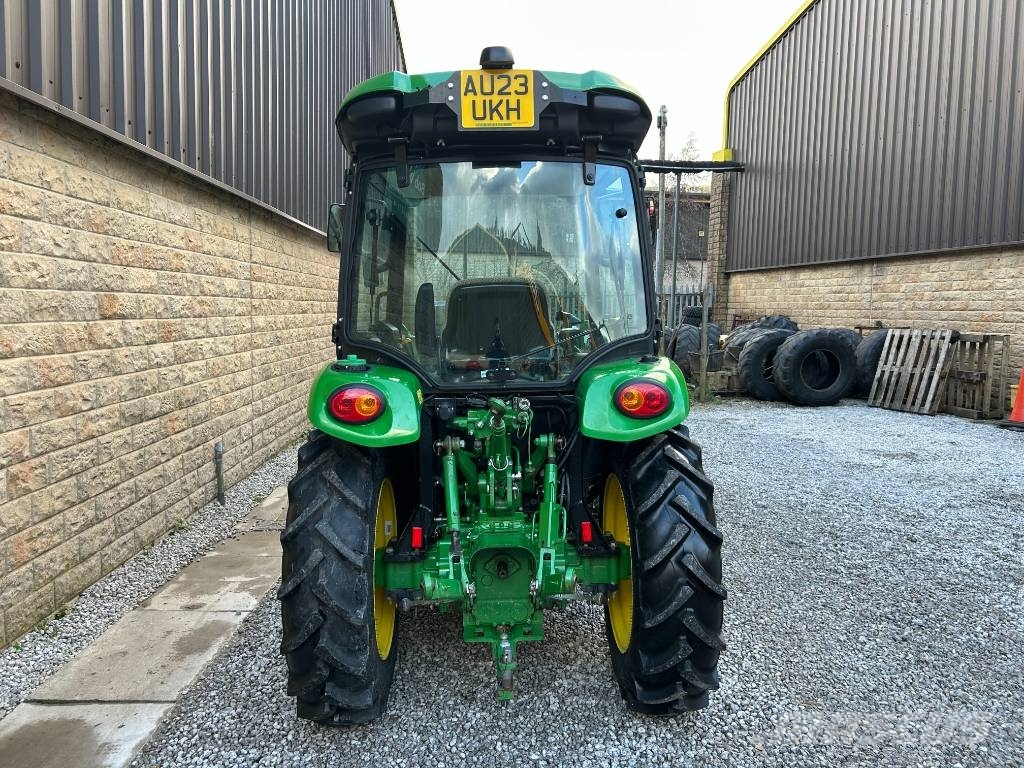 John Deere 3046R Trattori