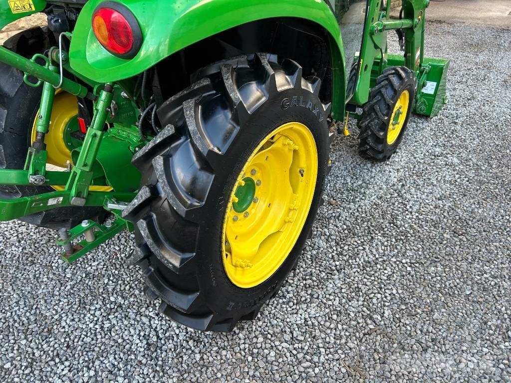John Deere 3046R Trattori
