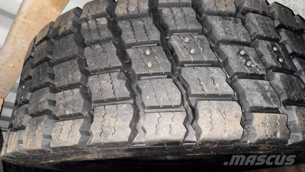 Volvo BM tires for wheel loader الإطارات والعجلات والحافات