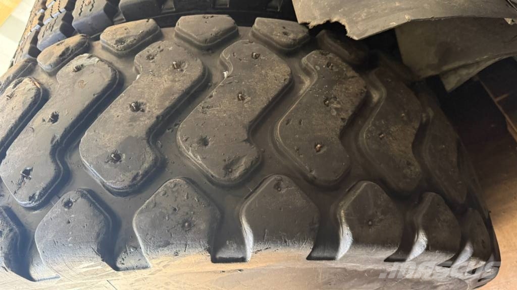 Volvo BM tires for wheel loader الإطارات والعجلات والحافات
