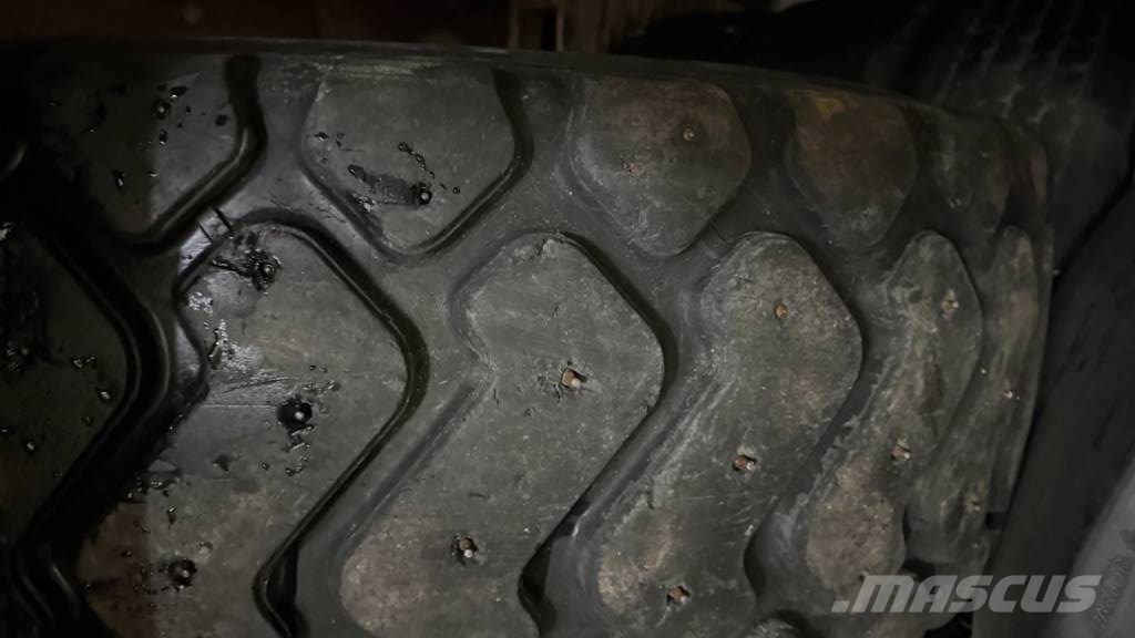 Volvo BM tires for wheel loader الإطارات والعجلات والحافات