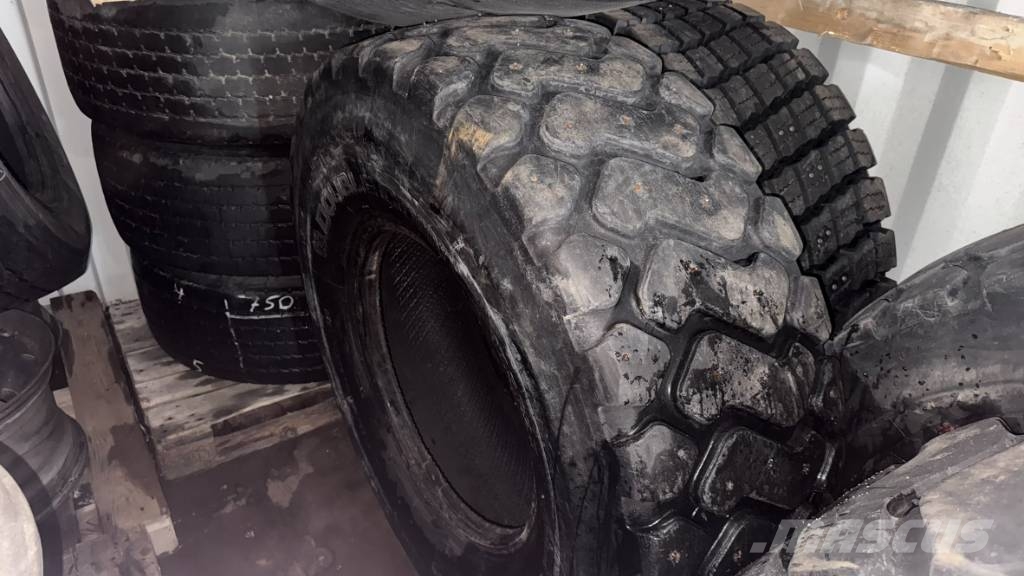 Volvo BM tires for wheel loader الإطارات والعجلات والحافات