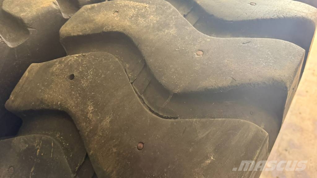 Volvo BM tires for wheel loader الإطارات والعجلات والحافات