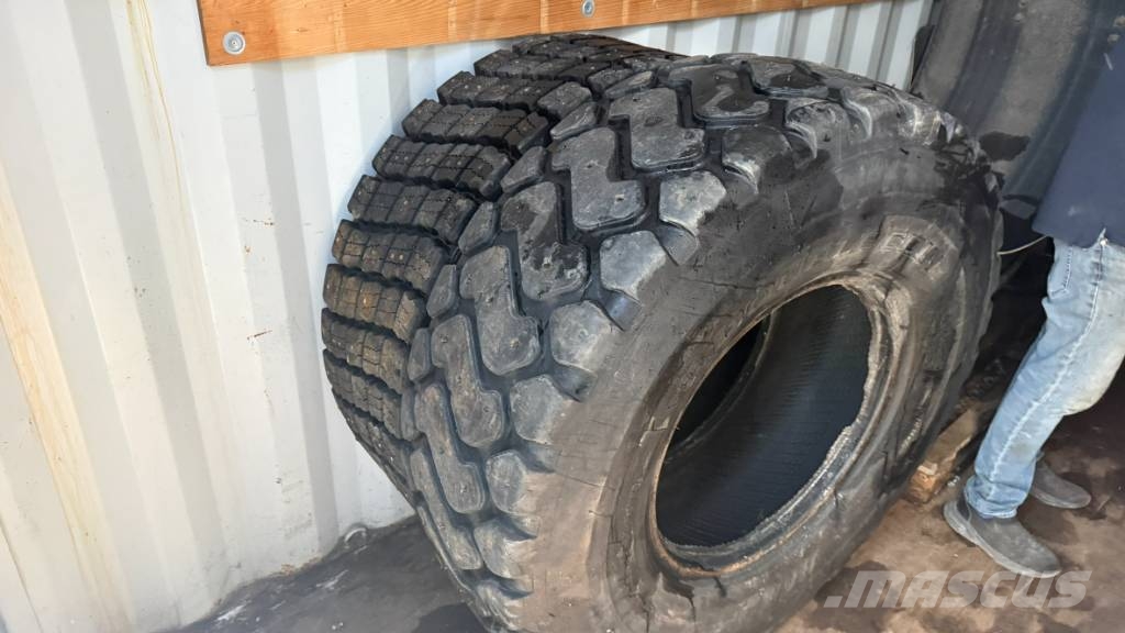 Volvo BM tires for wheel loader الإطارات والعجلات والحافات
