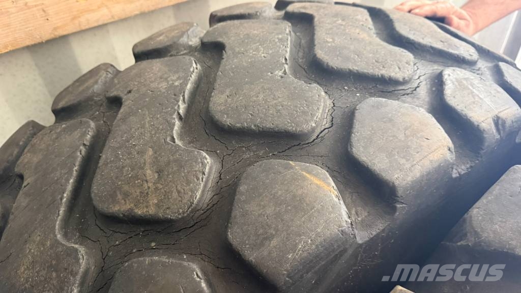 Volvo BM tires for wheel loader الإطارات والعجلات والحافات