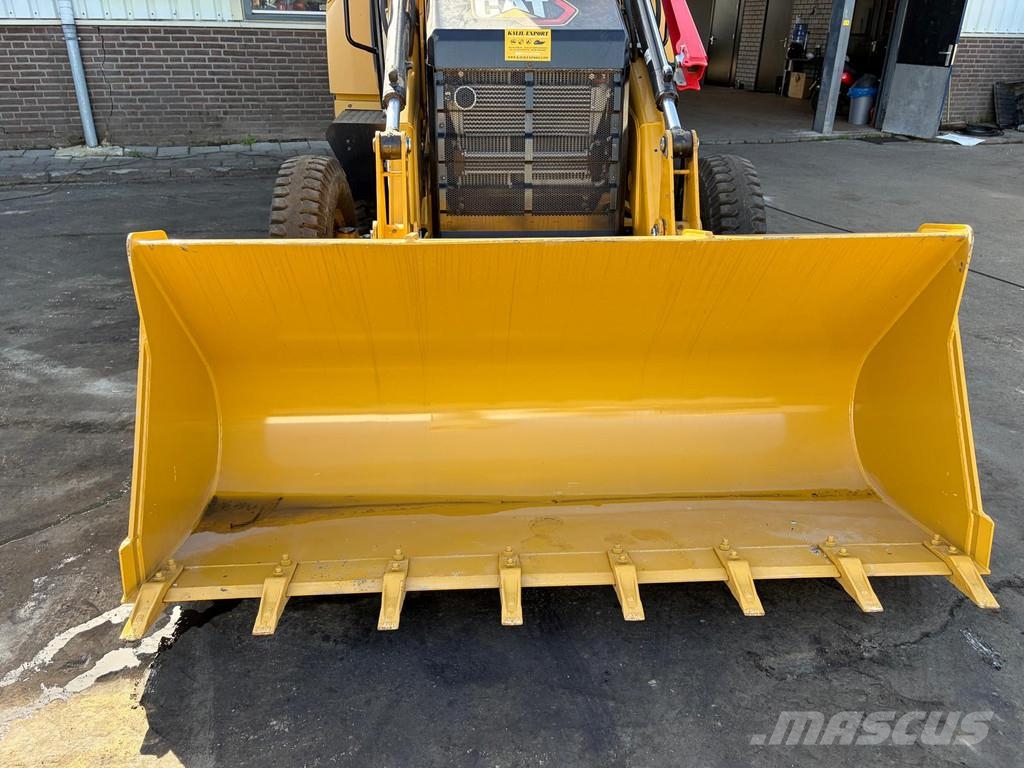 CAT 424 Backhoe Loader - Rock Bucket With Teeth - Side Graaf-laadcombinaties