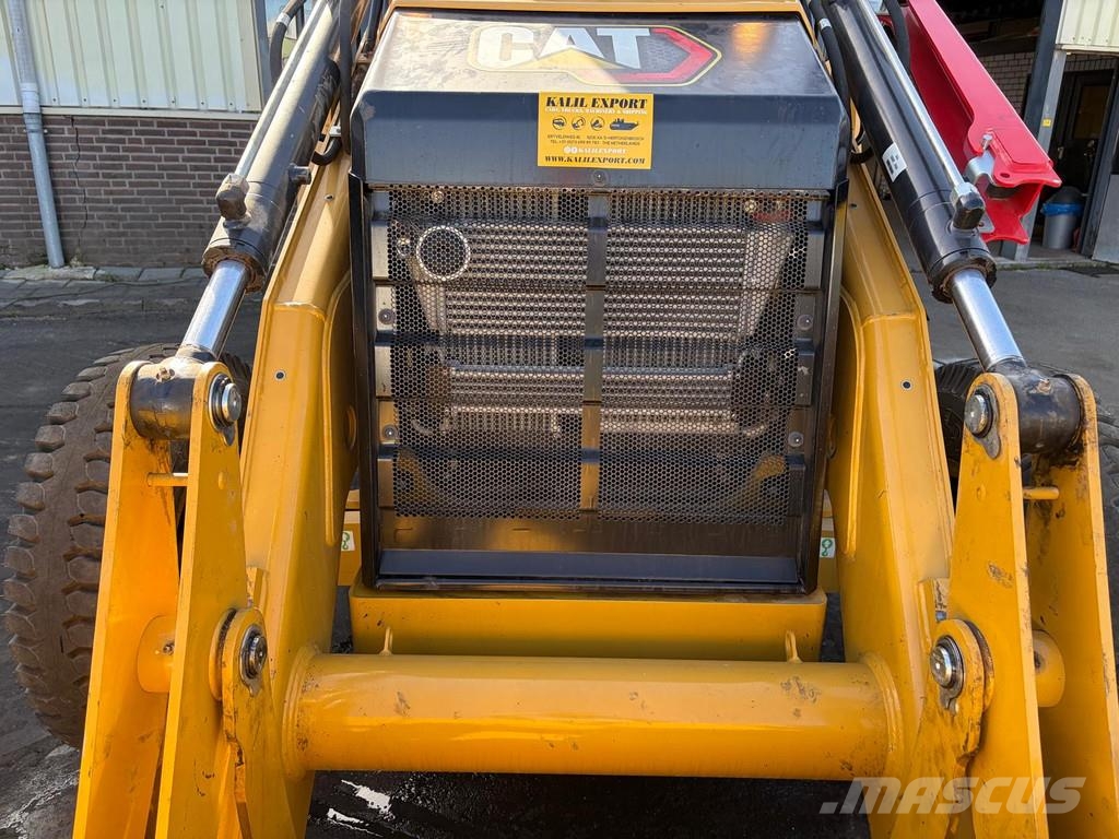 CAT 424 Backhoe Loader - Rock Bucket With Teeth - Side Graaf-laadcombinaties