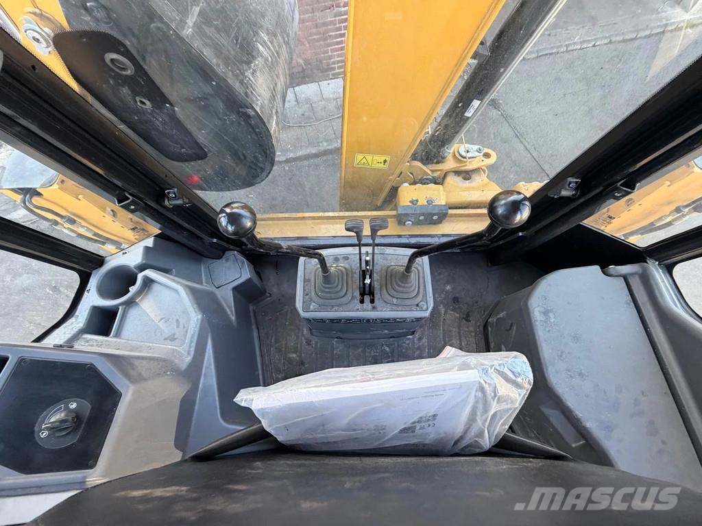 CAT 424 Backhoe Loader - Rock Bucket With Teeth - Side Graaf-laadcombinaties