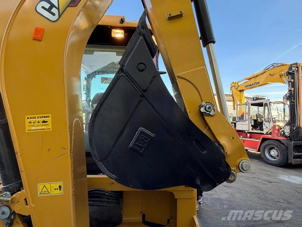 CAT 424 Backhoe Loader - Rock Bucket With Teeth - Side Graaf-laadcombinaties