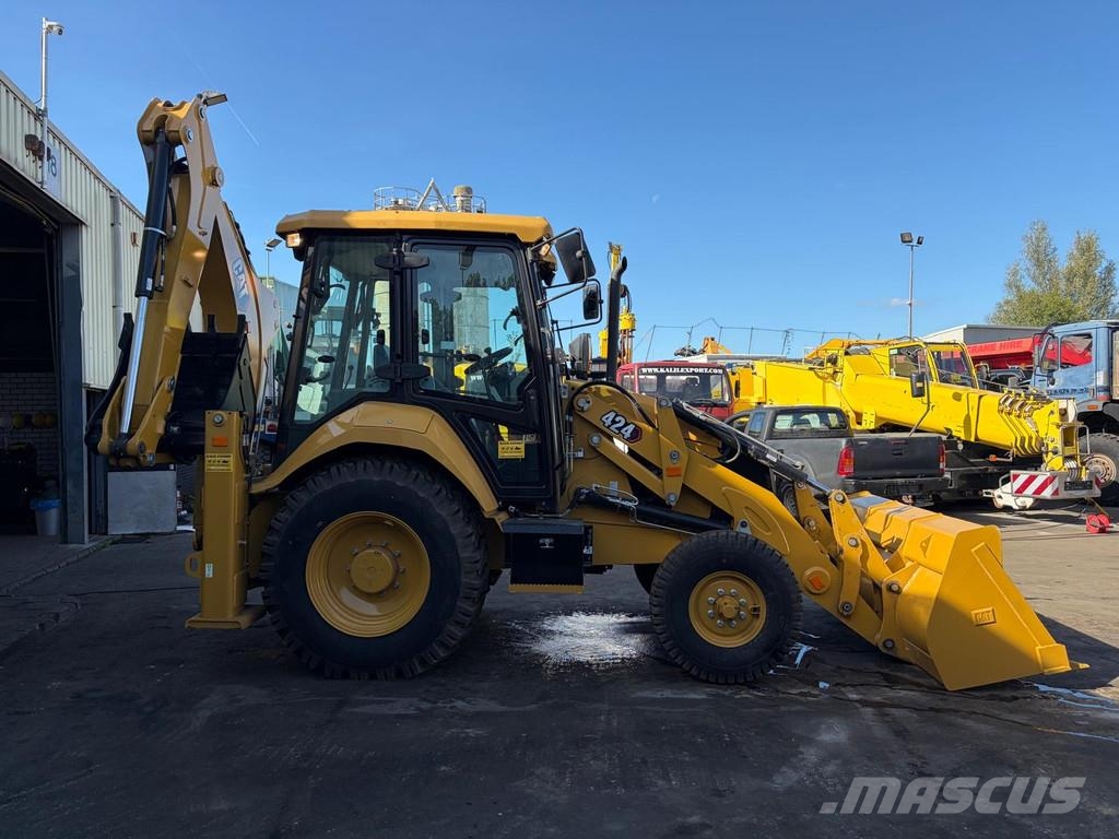 CAT 424 Backhoe Loader - Rock Bucket With Teeth - Side Graaf-laadcombinaties
